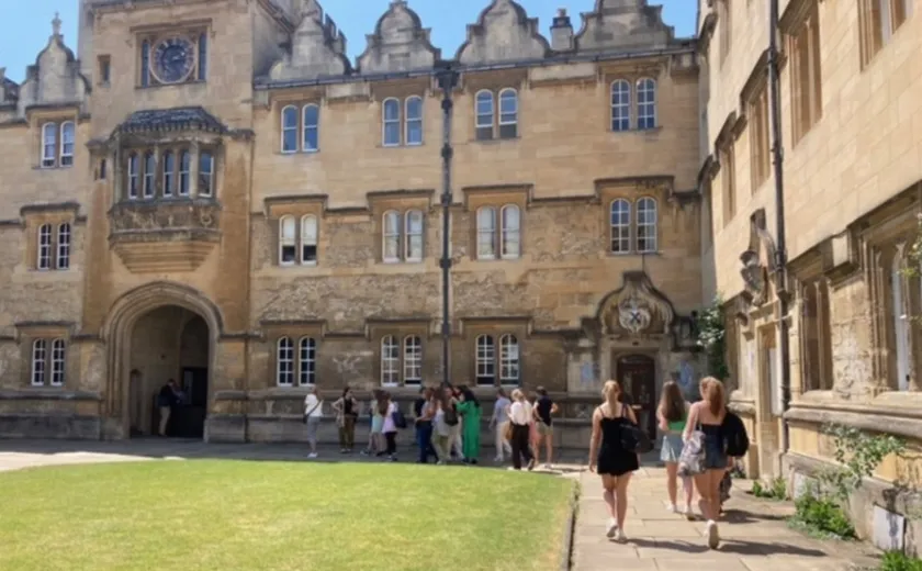 Year 10 girls visiting Oxford University
