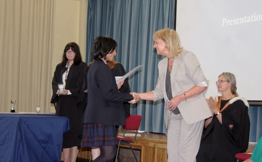 Alumna guest speaker Janine Turner presenting an award to a Prize Winner